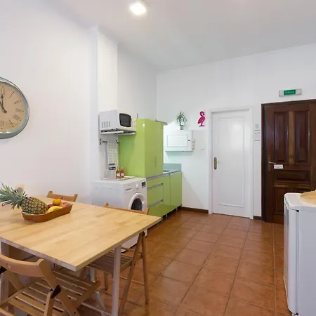 Host Wise - Cozy Sunny Flats - Ace Location Apartment *